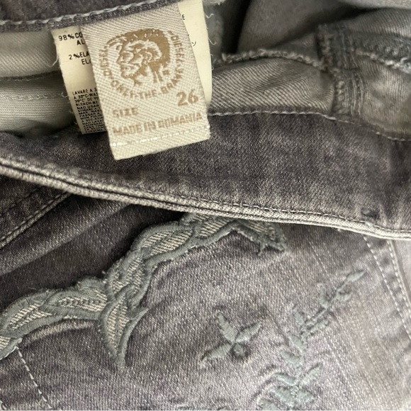 Women’s Diesel Grey Straight Jeans Size 26 US! - Picture 5 of 8